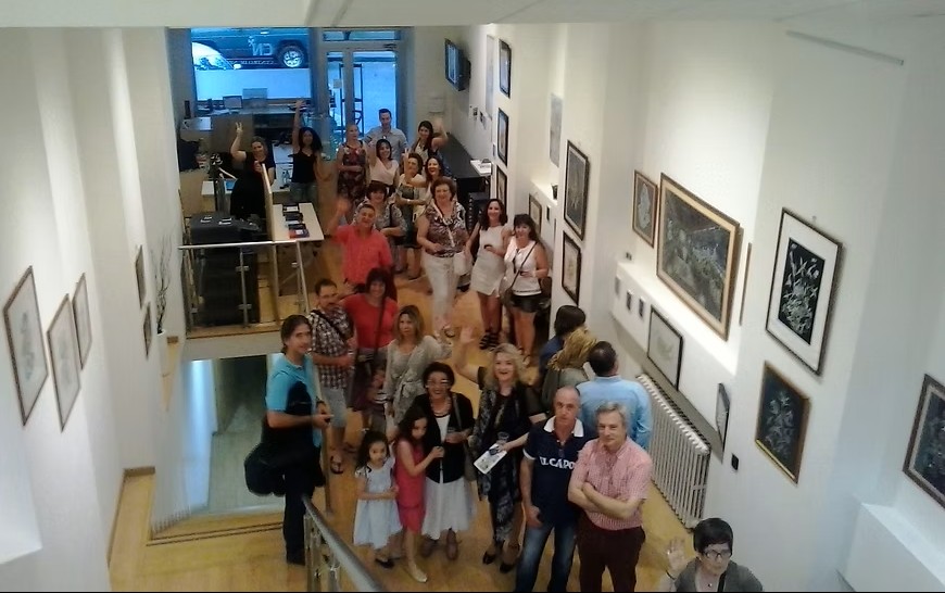 Sala de exposición con obras del autor